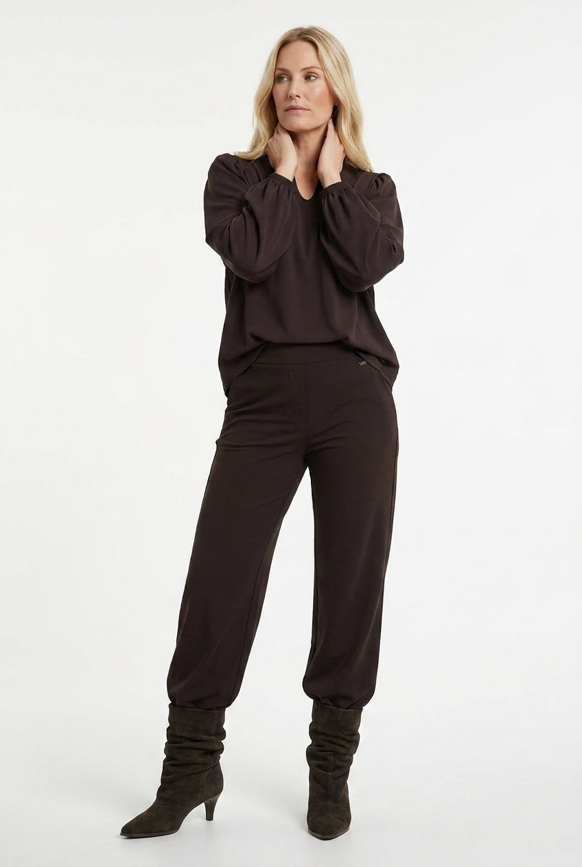 bruine travelset met barrel broek en shirt met lange mouwen en v-hals inkeping in hals