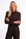 dame draagt een trendy travel blouse met ton-sur-ton stropdasdetail op een bruine travel broek