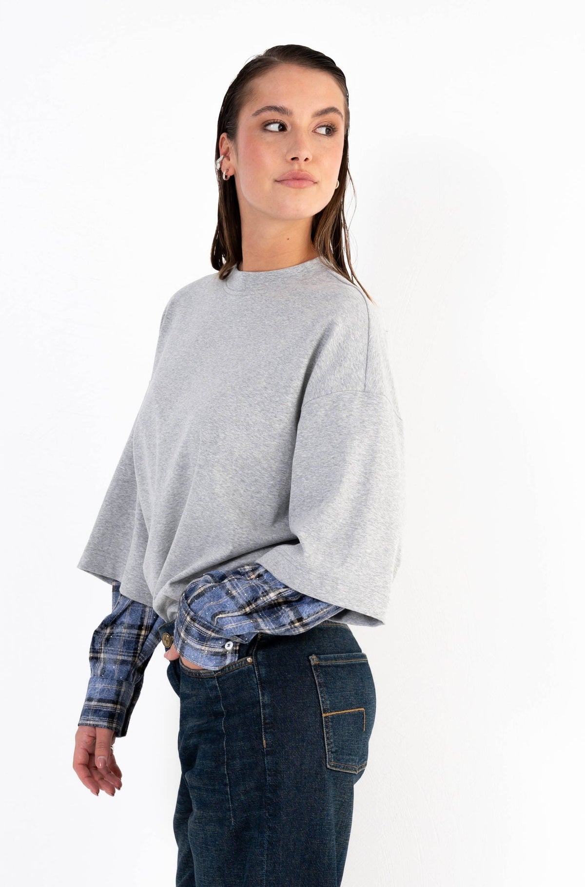 zijkant oversized shirt grijs op een blauwe jeans