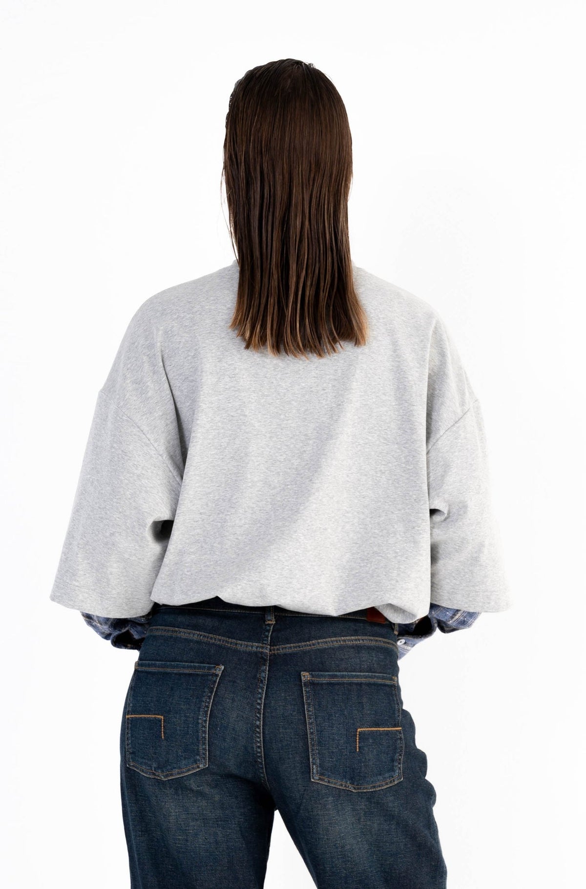 achterkant model oversized shirt vocus in het grijs met aansluitende mouwen in blauw ruitpatroon
