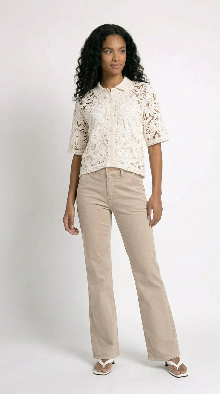 zandkleurige zomerdenim broek met wijd uitlopende pijpen en steekzakken perfect te combineren met vele kleuren