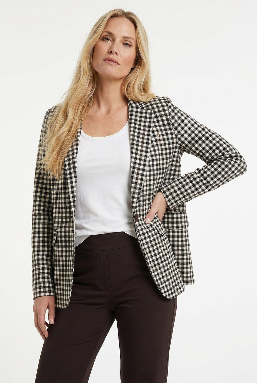 dame draagt geruite travelblazer met wit shirt op een bruine travelbroek