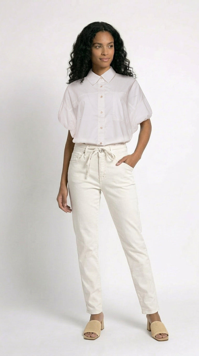 offwhite carrot fit jeans met zakken en strikceintuur in bijpassende kleur