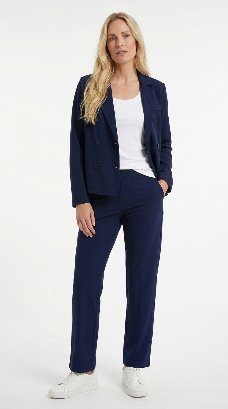 donkerblauw pak met broek en jasje in travelwear stof