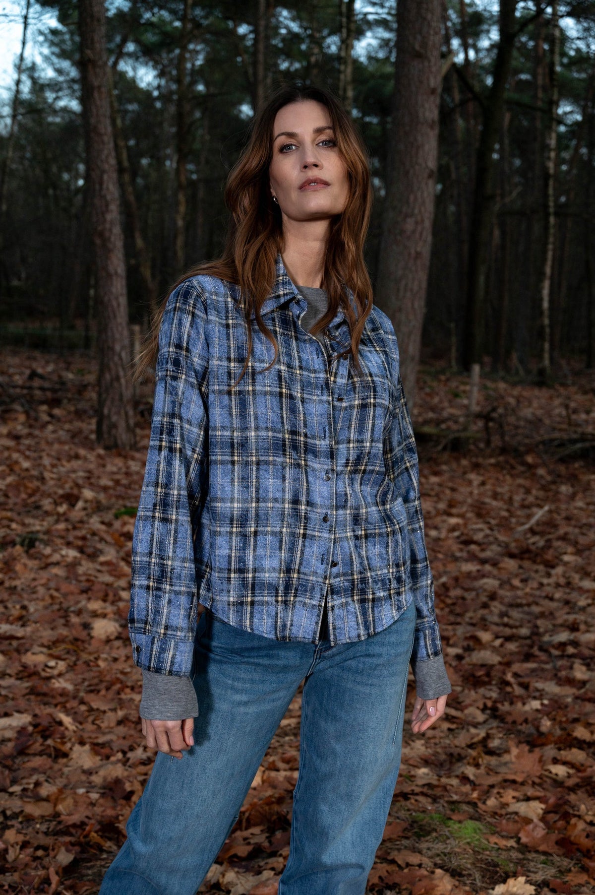 model draagt de vaudin blauwe damesblouse van maicazz met lange mouwen