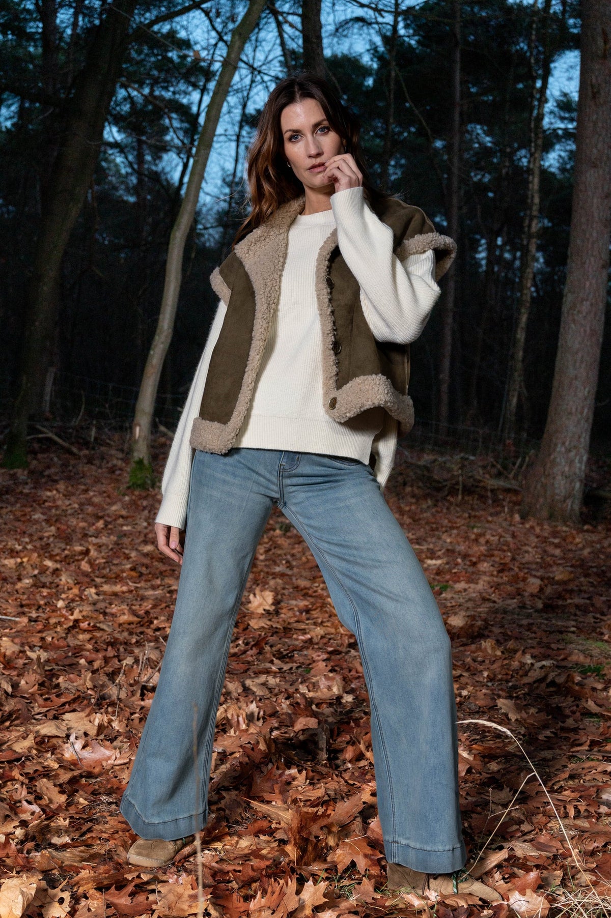 complete damesoutfit met offwhite warme trui, groene teddygilet en lichte spijkerbroek