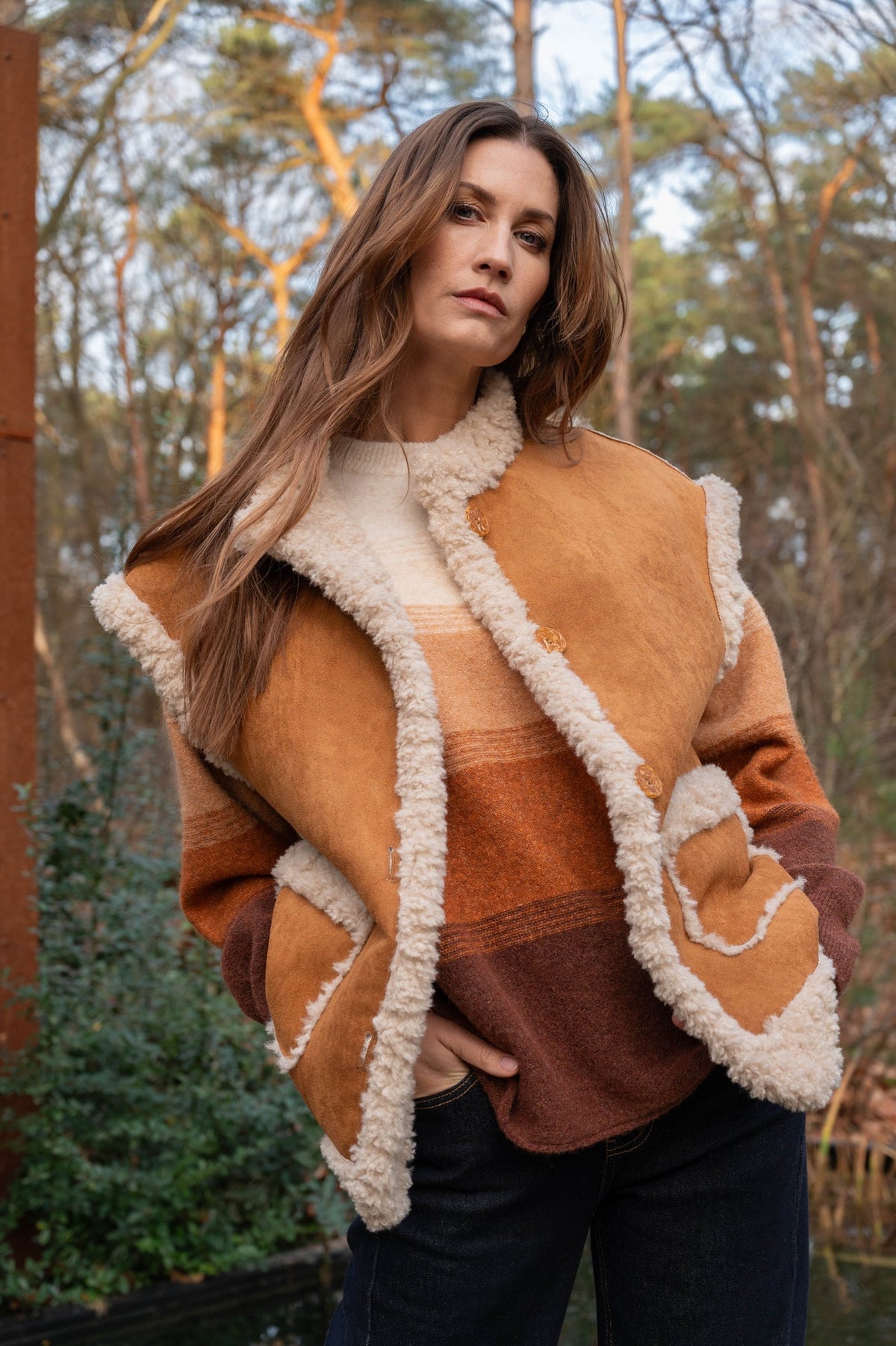 combineer gilet vengi met een trui en spijkerbroek voor een complete herfstoutfit
