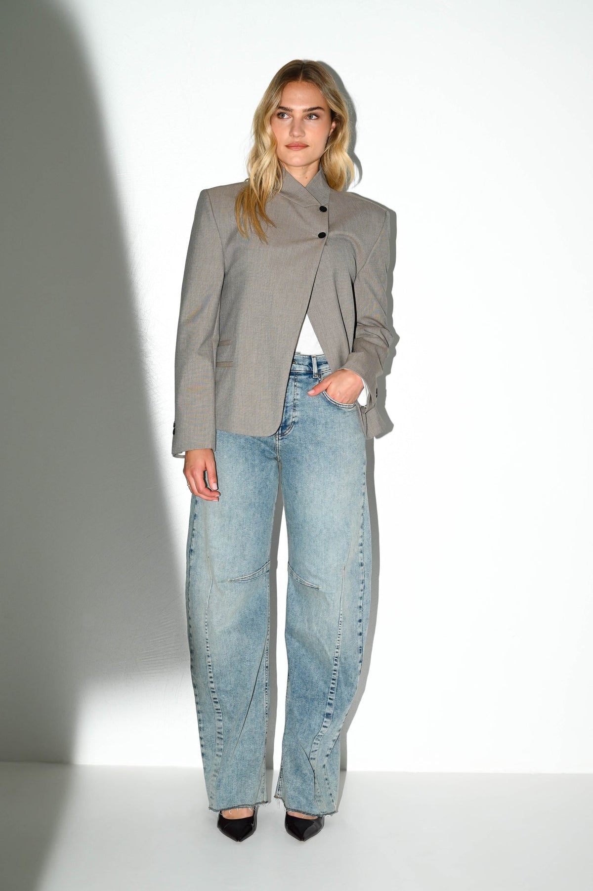 barrel fit jeans met mooie gestikte details bij de knieën en aan de zijkant van de jeans