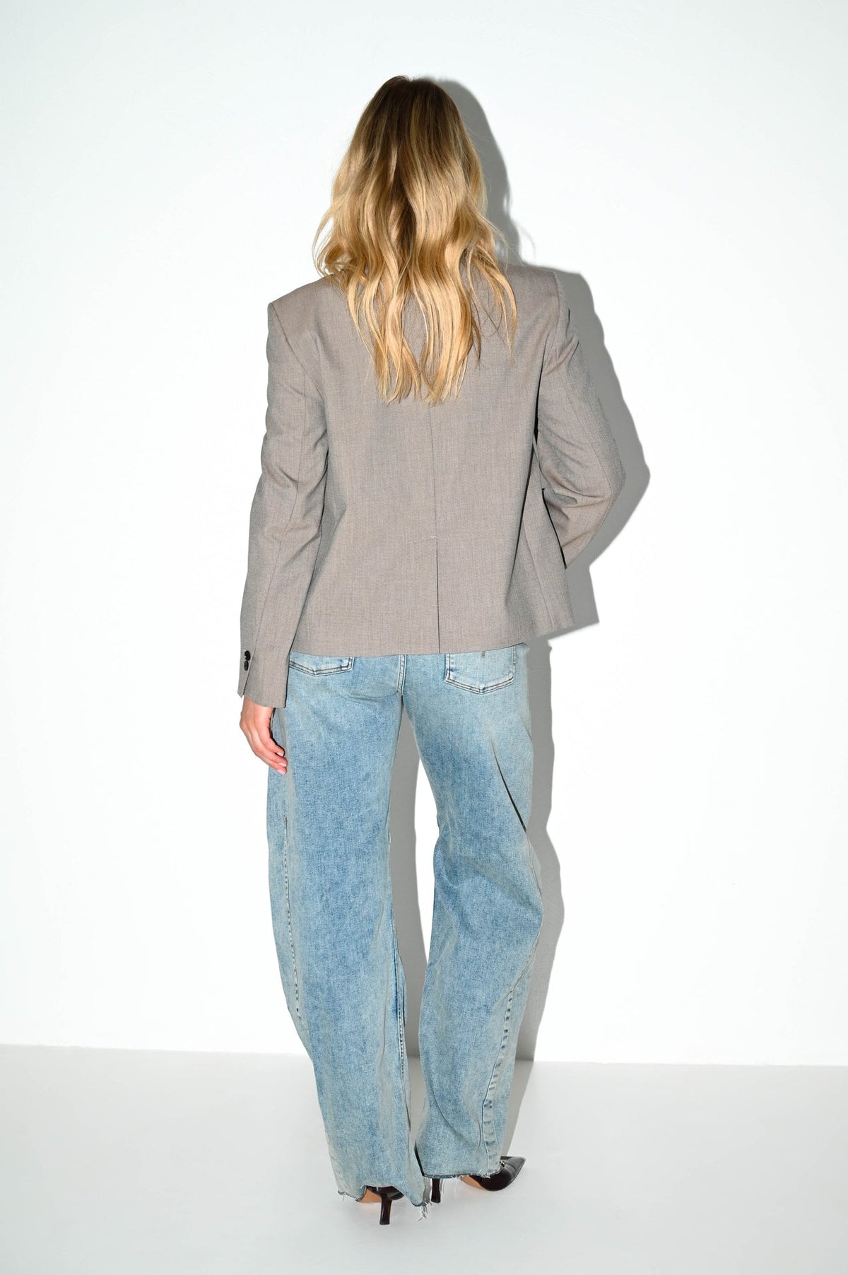 achterkant bosley barrel fit jeans meso blue gecombineerd met een grijze blazer