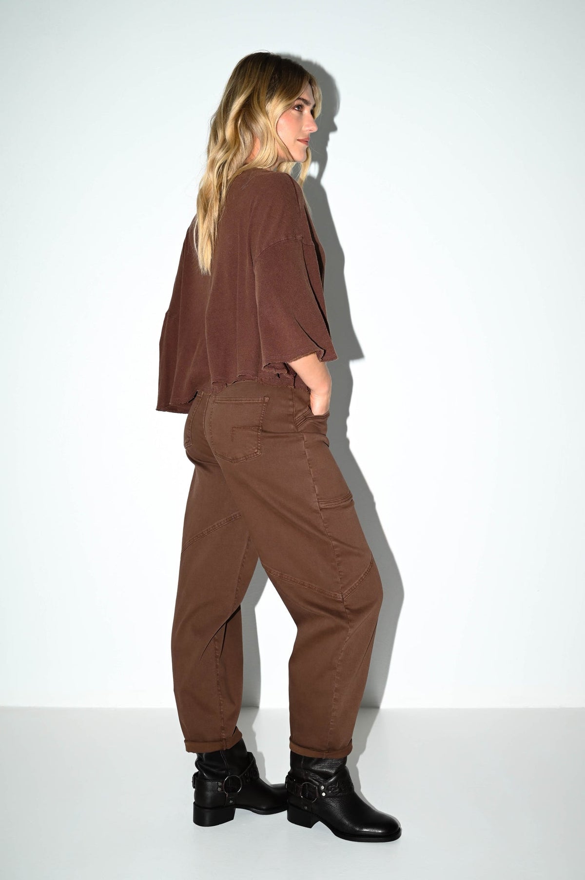 zijaanzicht van de bella bruin barrel fit damesjeans
