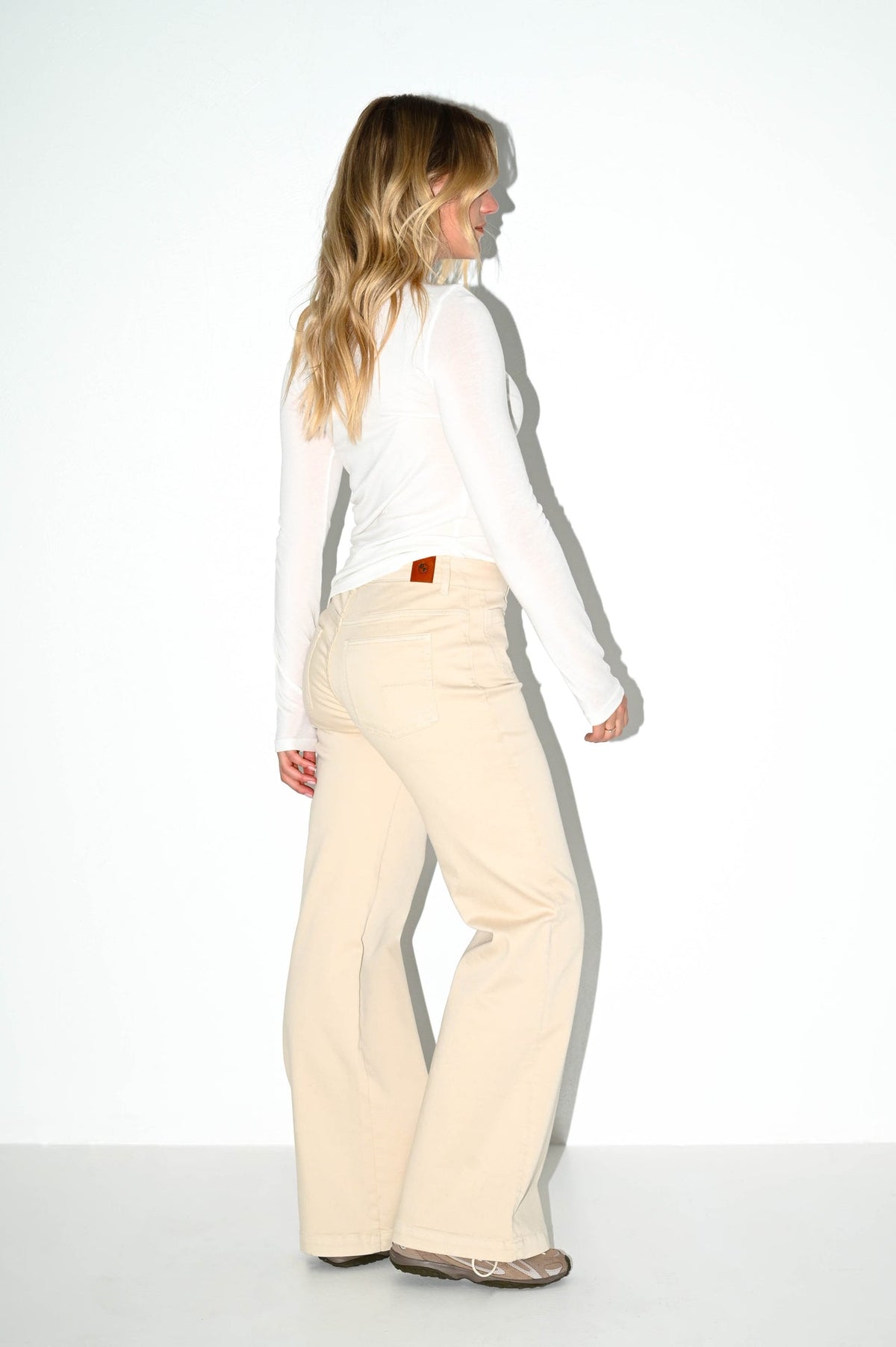 model showt de bobby off white jeans van dnm pure