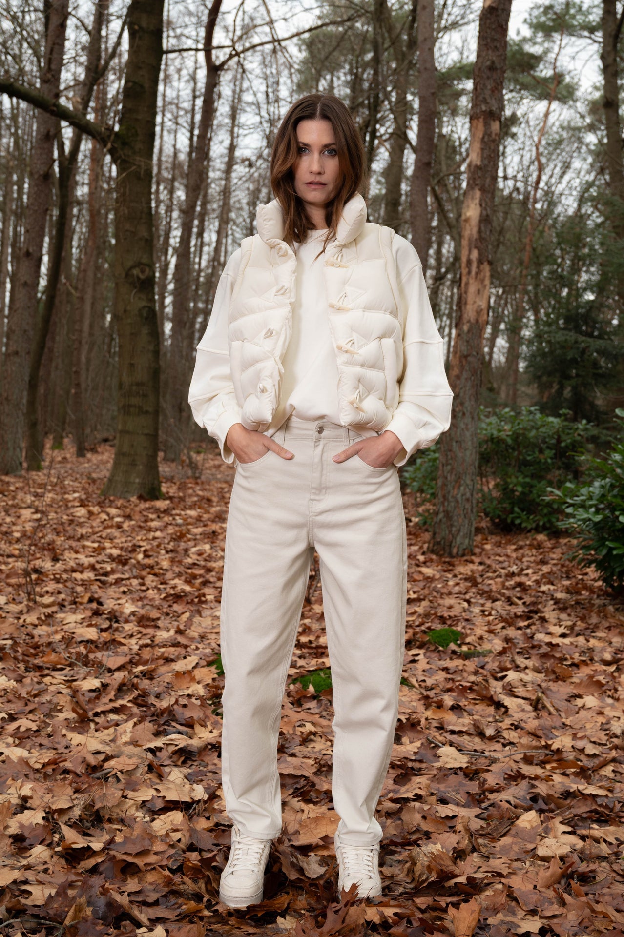 herfstlook off-white met verlita trui en een off-white broek en bodywarmer