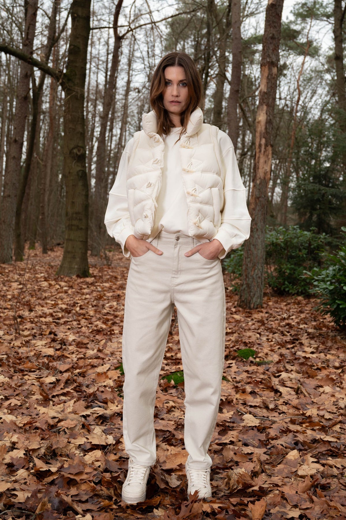 stoere herfstoutfit met offwhite bodywarmer en een zelfde kleur broek en trui
