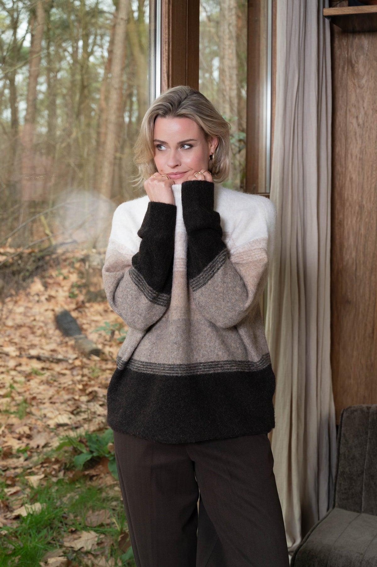 combineer trui verry op een bruine broek voor een warme herfstlook