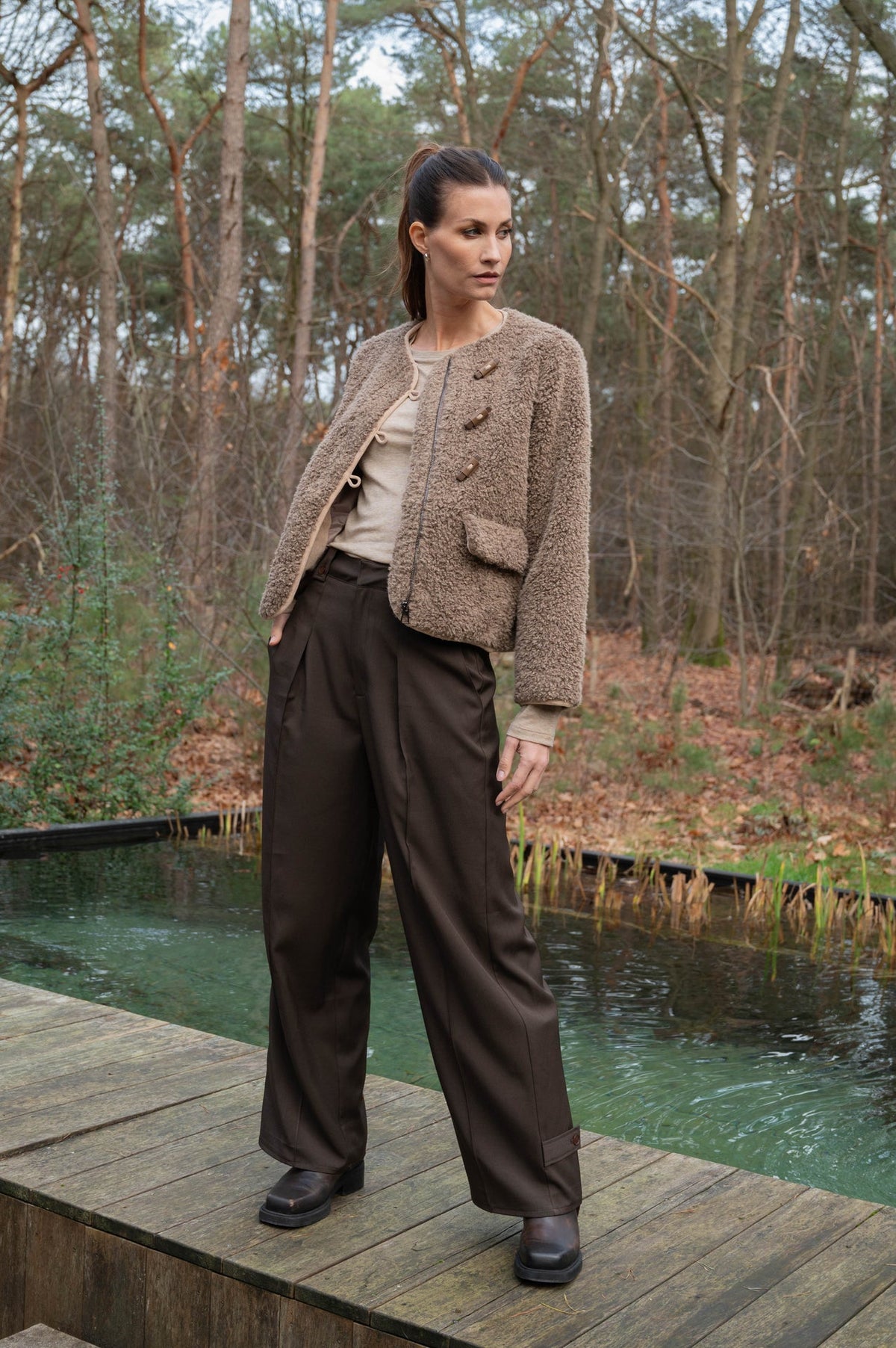 zandkleur shirt op een bruine broek en met daaroverheen een herfstjasje met teddystof