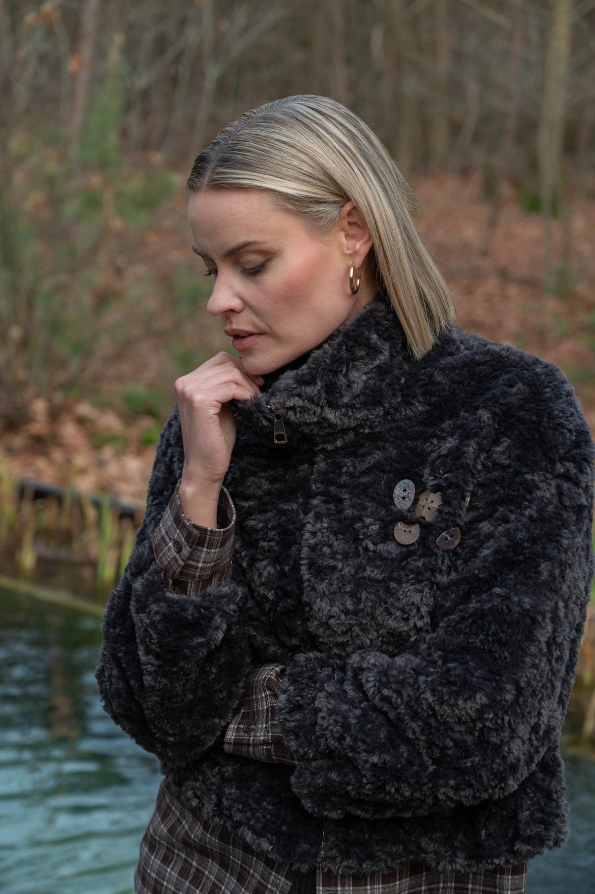 korte herfstjas teddystof zwart grijs met knoopdetail en ritssluiting 