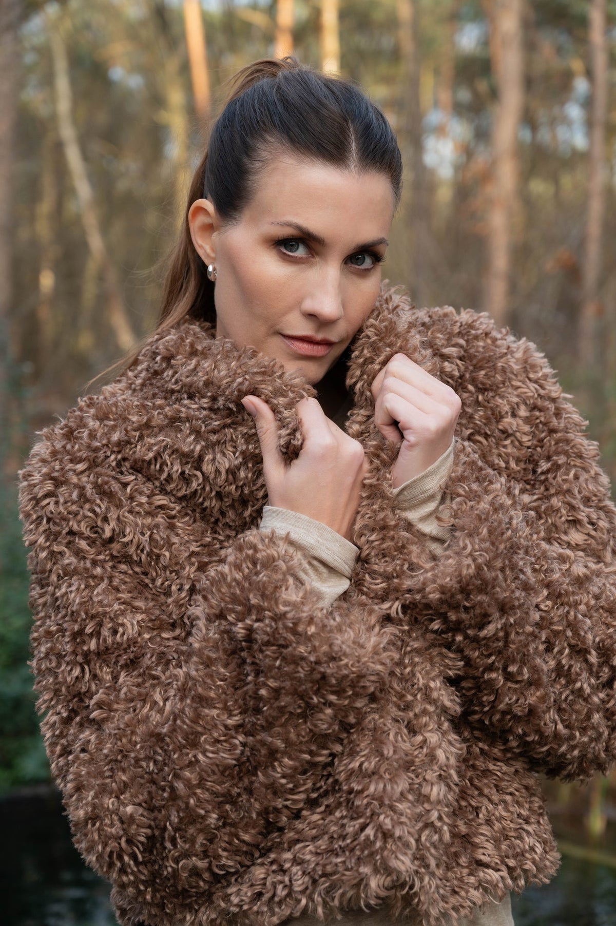 model draagt warm bruin teddy jasje valentina van zizo