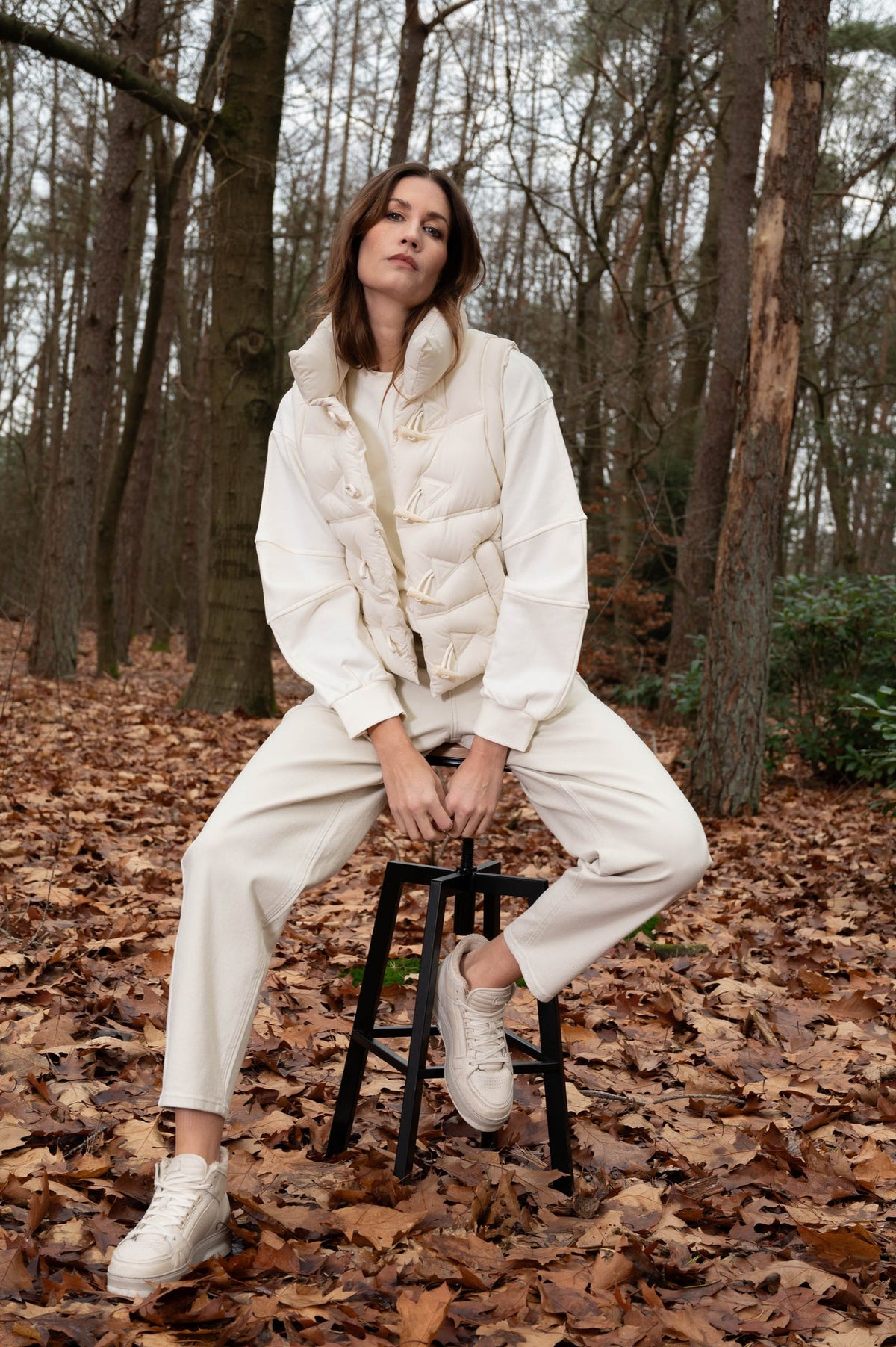 model in bos met herfst outfit in het offwhite