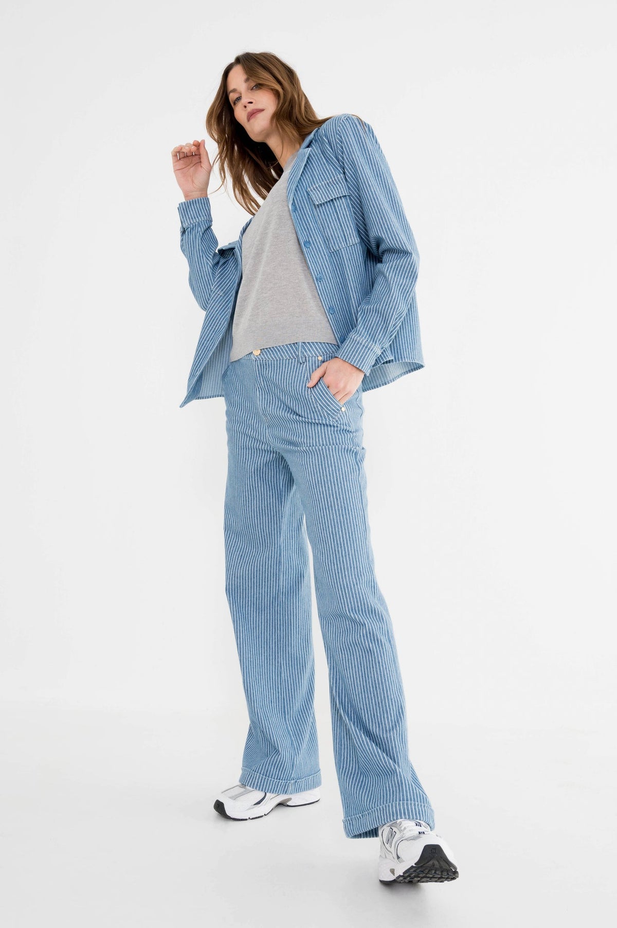 vera blauwgestreepte blouse met een stoere blauw gestreepte jeans gecombineerd met een lichtgrijs t-shirt met de tekst awesome op de borst