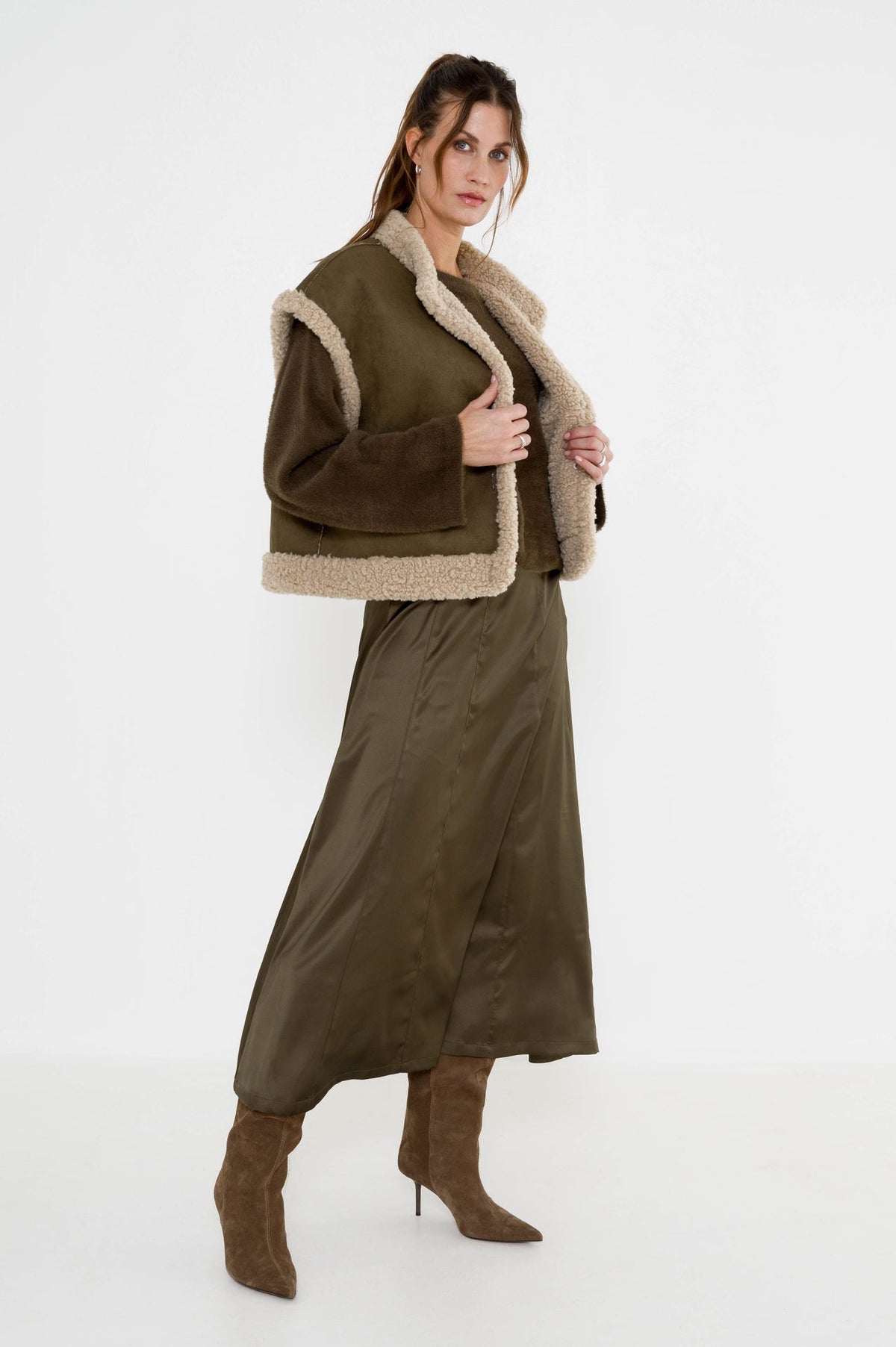 zijaanzicht van model in de voire mosgroene rok in satijnlook