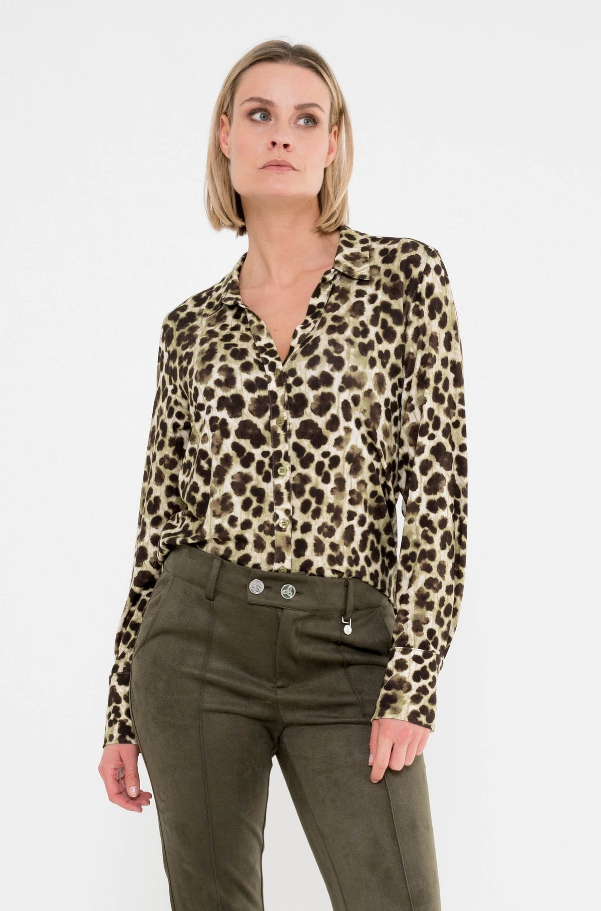 panterprint blouse met groentinten op een mosgroene broek
