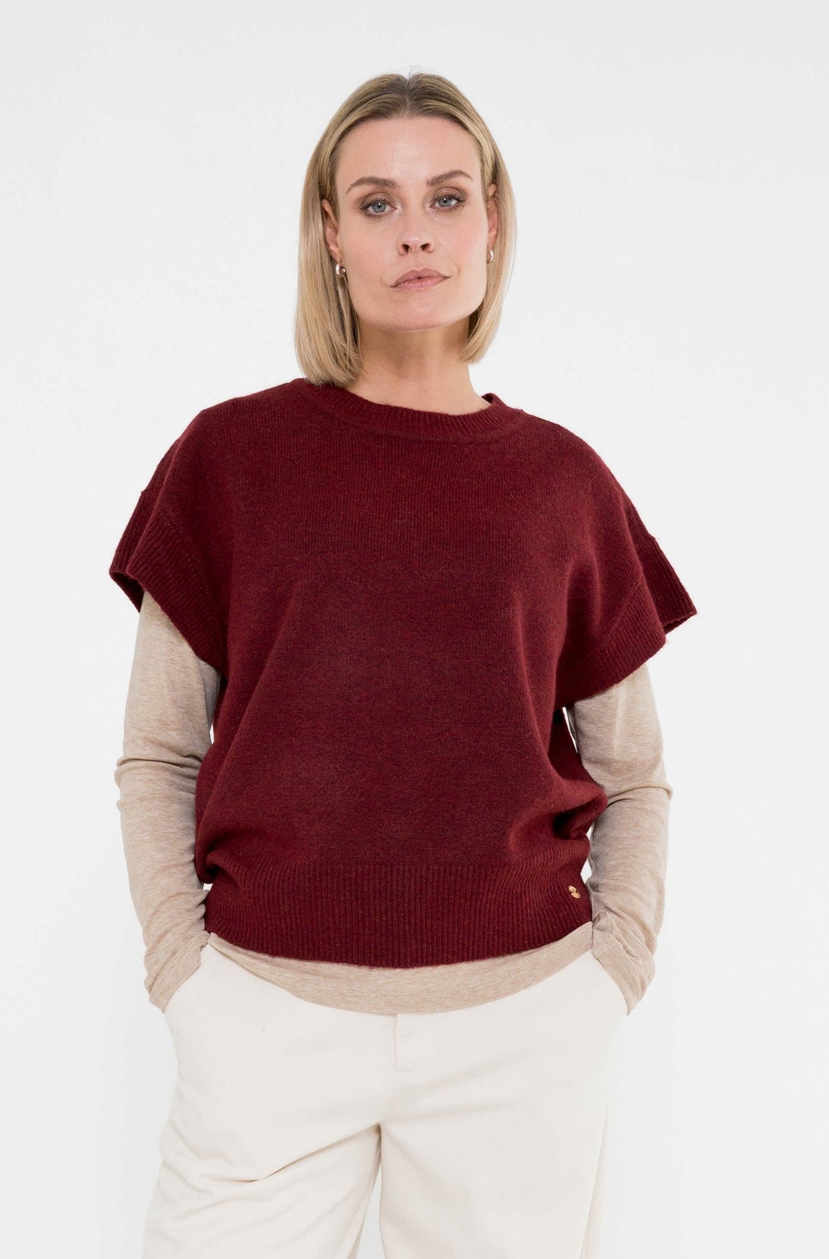 combineer een zandkleur shirt met een wijnrood t-shirt voor een herfst outfit 