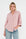 dame draagt een roze blouse met driekwartmouw, knoopsluiting en v-hals