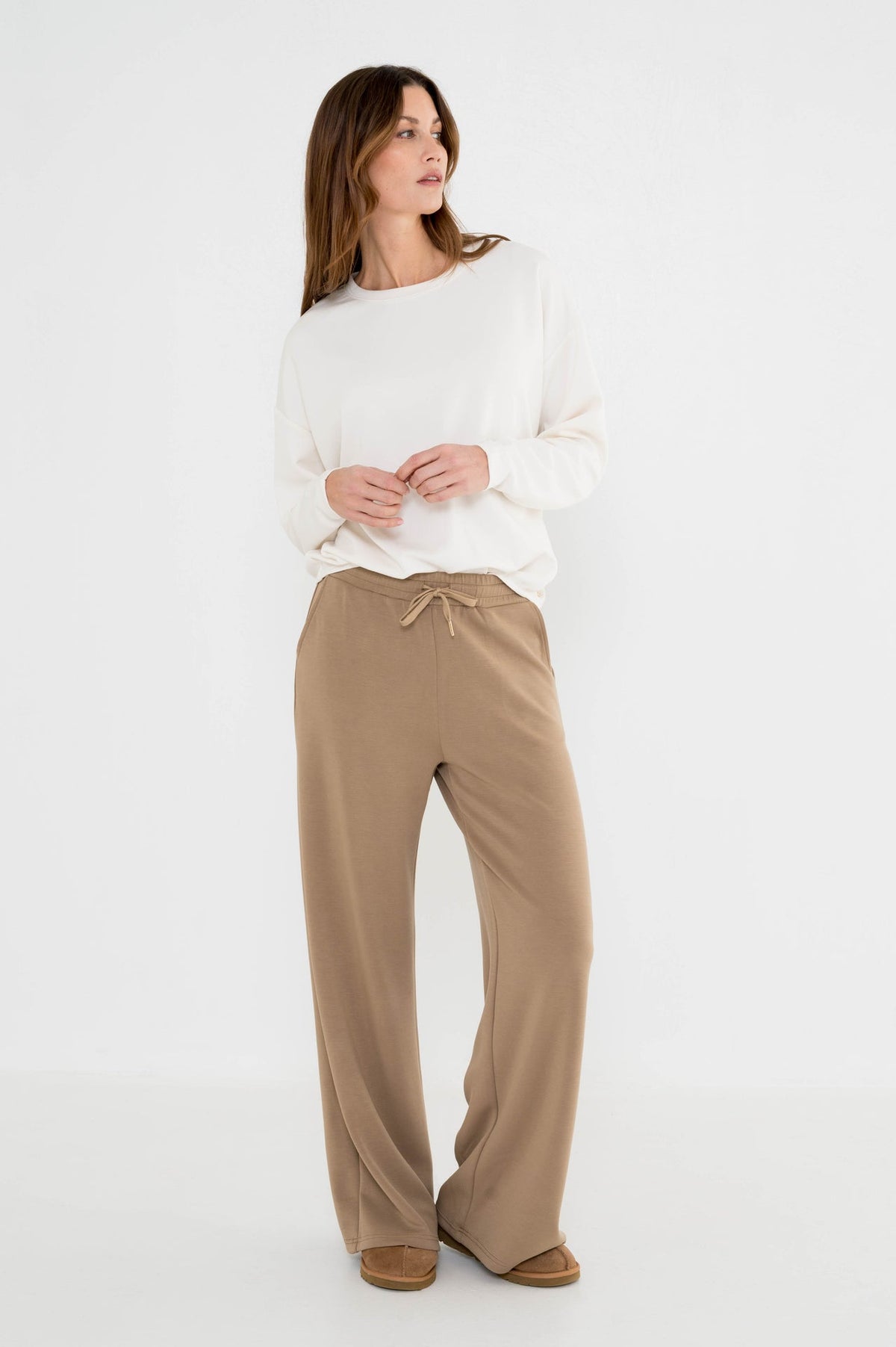 combineer de offwhite trui volvic op een beige broek voor een frisse herfstoutfit