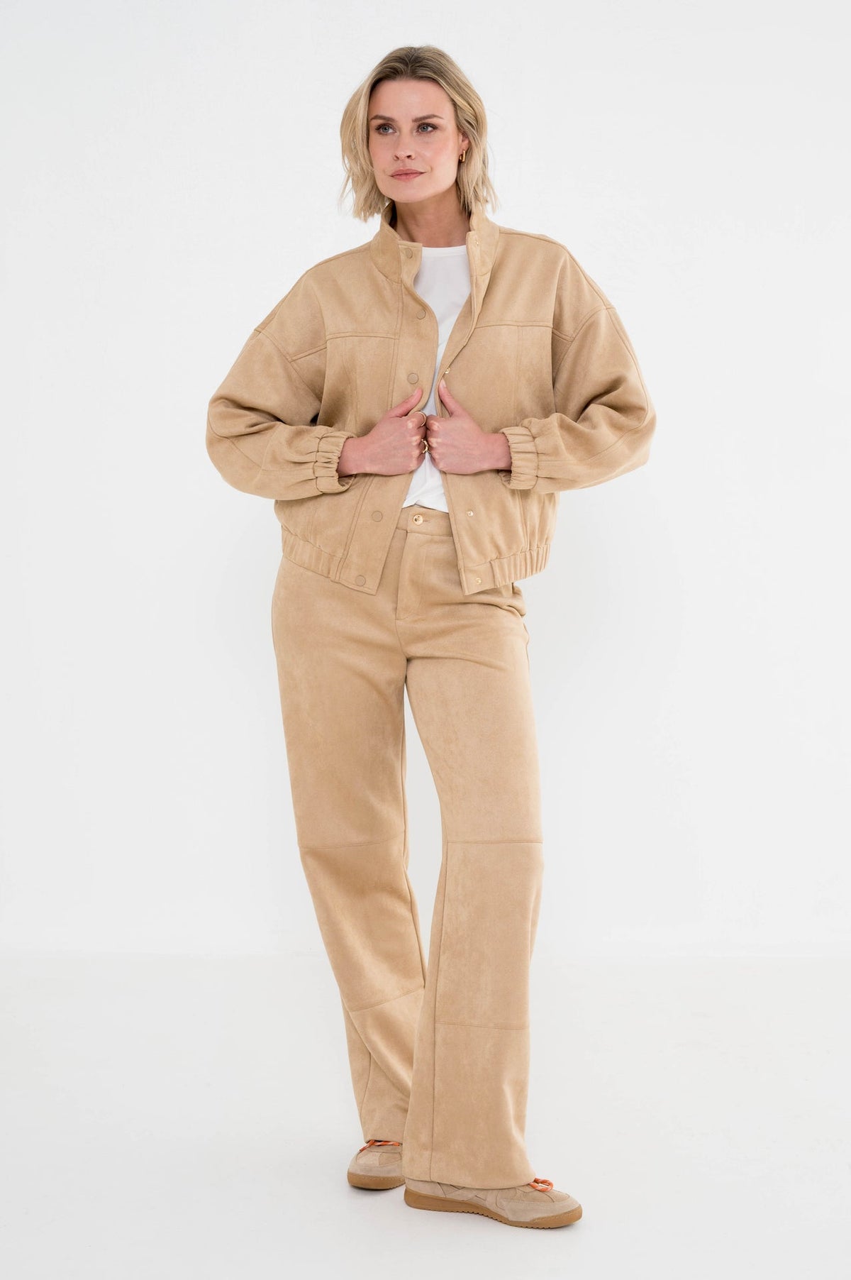 camel broek straight fit brooke met een zelfde kleur jasje 