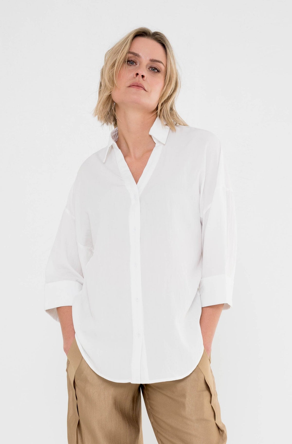 off-white damesblouse met losse fit en wijde driekwart mouwen