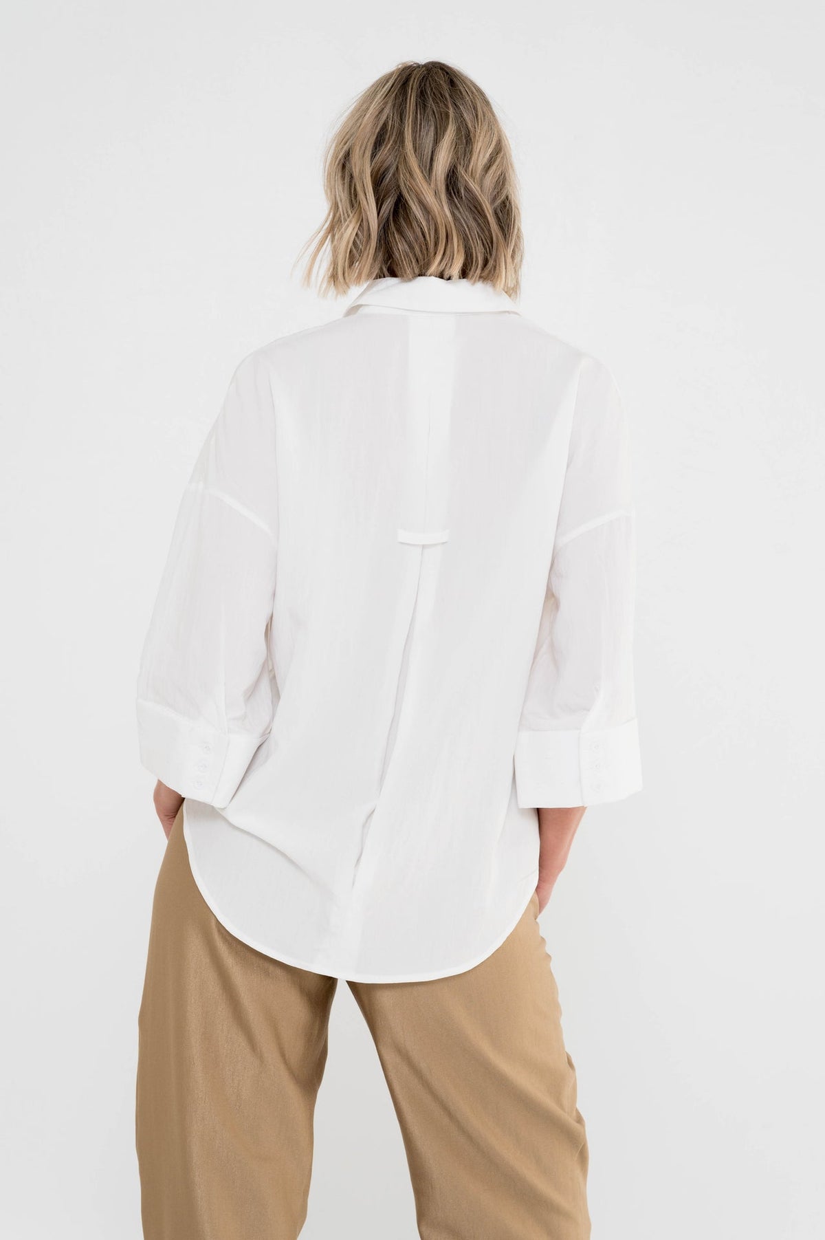 achterkant damesblouse off-white met wijde comfortabele pasvorm