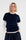 model draagt het donkerblauw shirt vita met korte mouwen over een wit shirt met lange mouwen