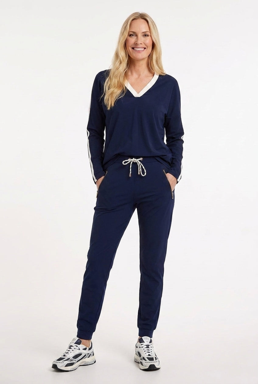 sportieve donkerblauwe travel outfit met broek en shirt met lange mouwen en v-hals