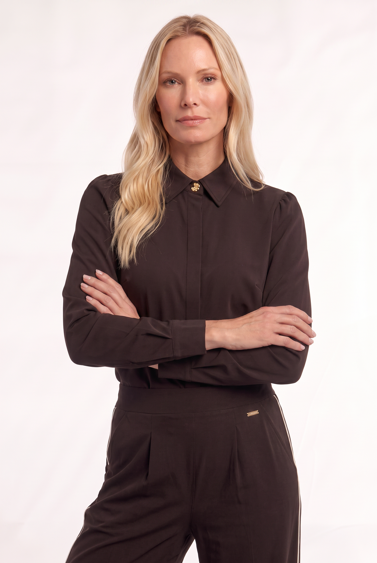 dame draagt herfsttrend bruin als complete outfit met deze travelblouse en travelbroek
