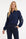 donkerblauwe travelblouse larixxe met bloemmotief op de mouwen gedragen op een donkerblauwe travelbroek