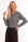 dame draagt een bruin zwart geruite travel top losina met lange mouwen en v-hals op een bruine travel broek