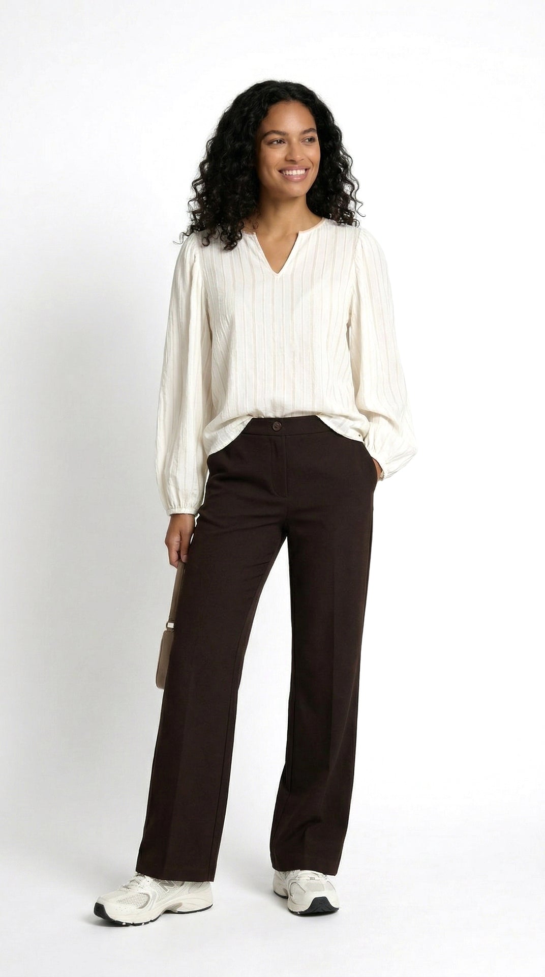model draagt bruine wijde tricot broek patti met een offwhite blouse erboven