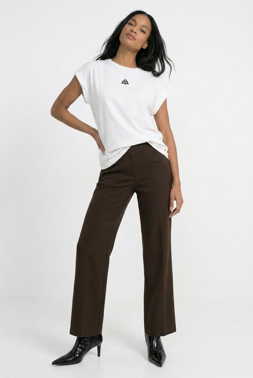 wijde broek patti in kleur bruin met een wit t-shirt gecombineerd