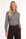 model draagt travelblouse met stropdasdetail met ruitpatroon op een bruine broek