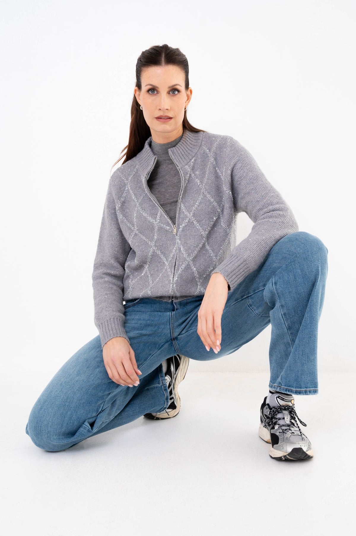 stoere look met grijs vest perel op een jeans