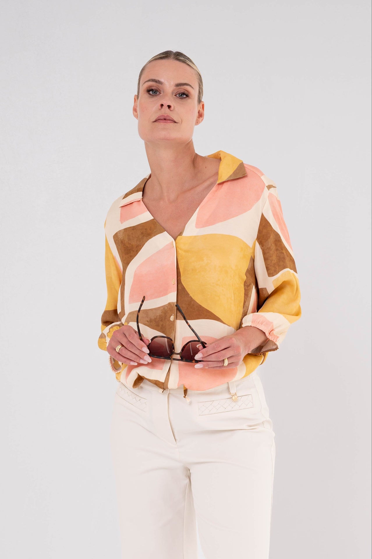 zomerse dames blouse met grafische print in warme kleuren