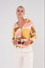 zomerse dames blouse met grafische print in warme kleuren