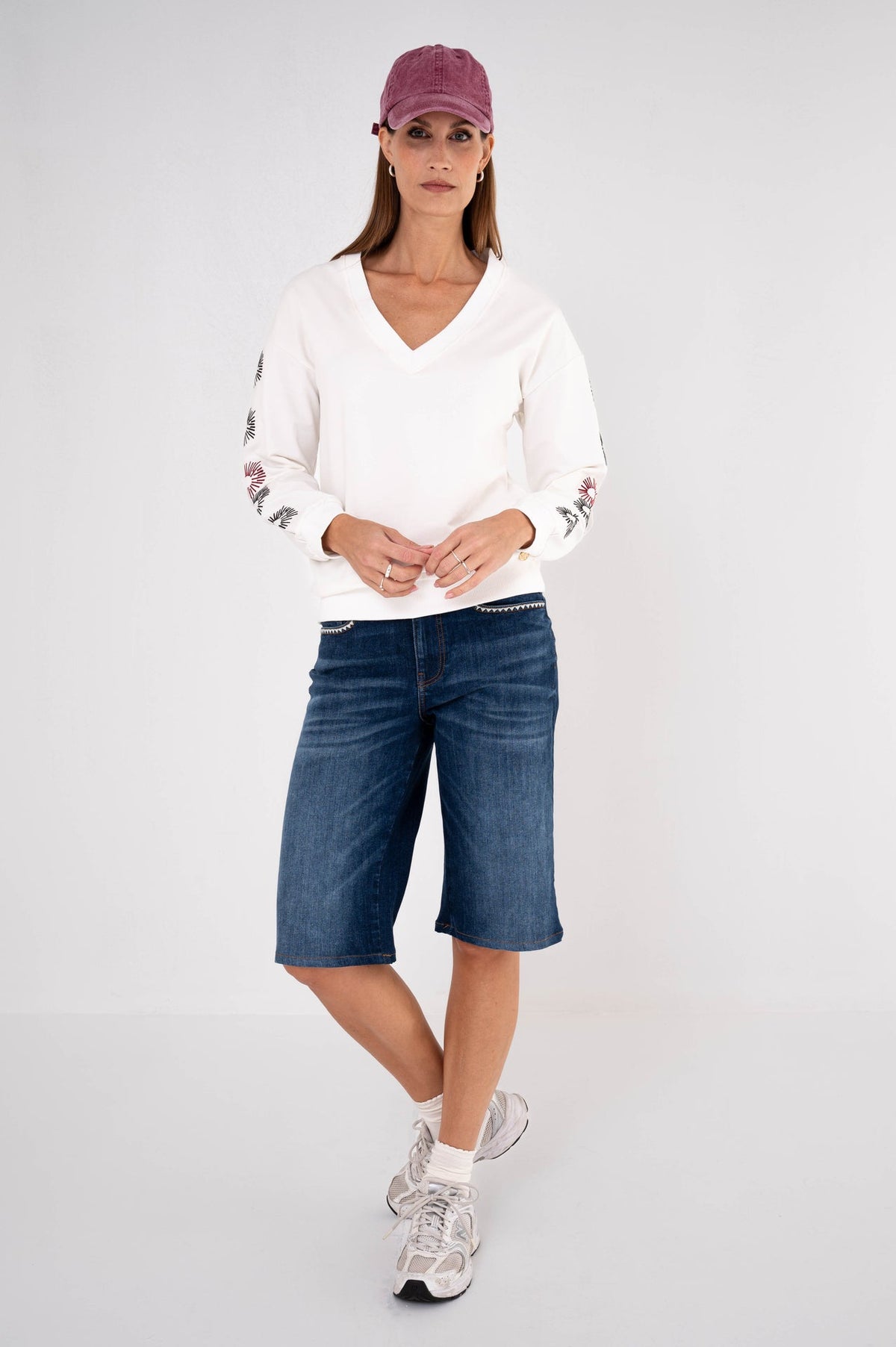 jorts dames donker denim met licht uitlopende pijpen en subtiele wassing