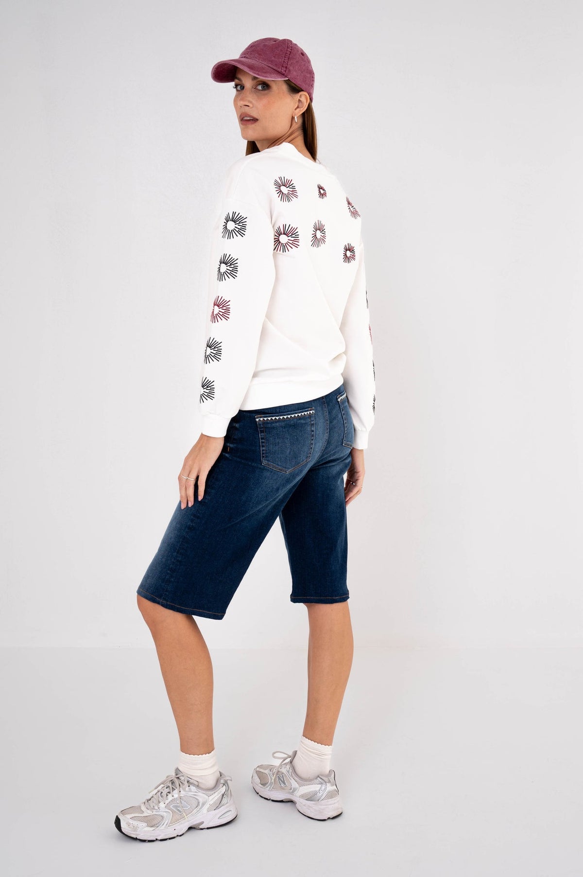 deze jort outfit met trui en sneakers en donker denim geven een vrouwelijke stoere look