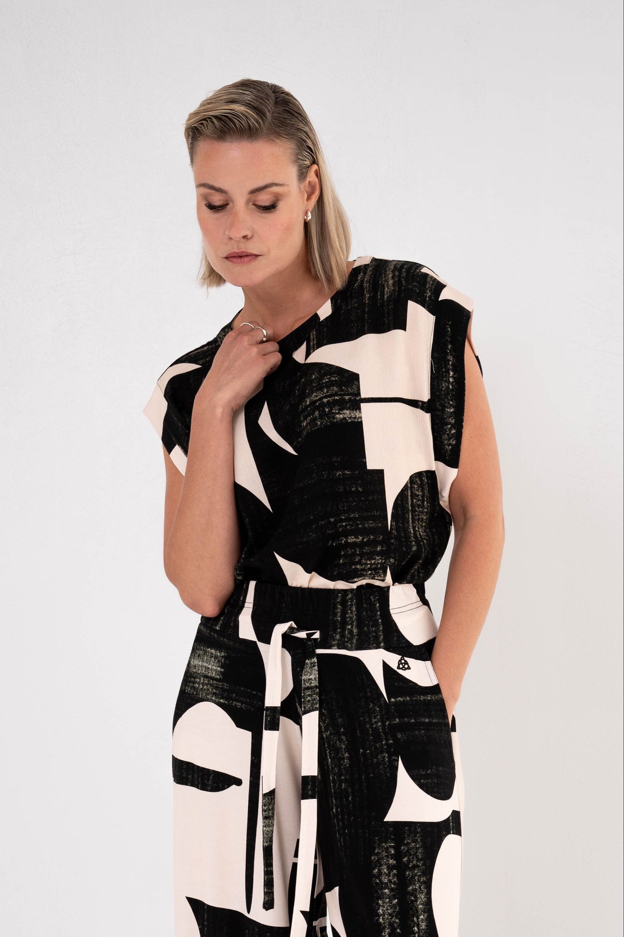 damestop zwart beige grafische print die je kan blousen in dezelfde broek qua stof en print