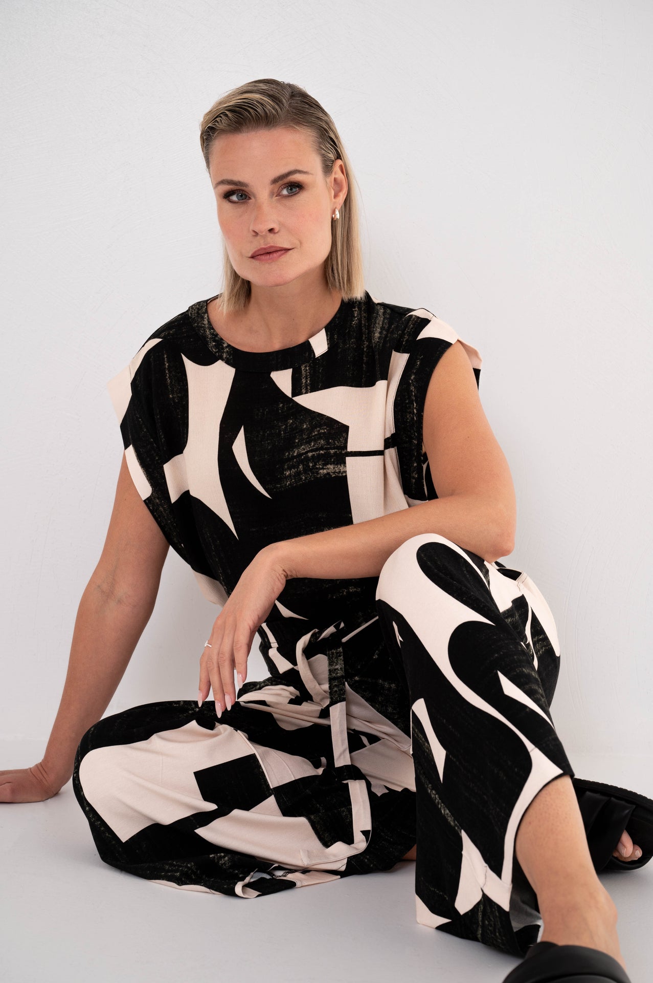 co-ord set met grafische print in het zwart beige, gemaakt van een luchtige stof