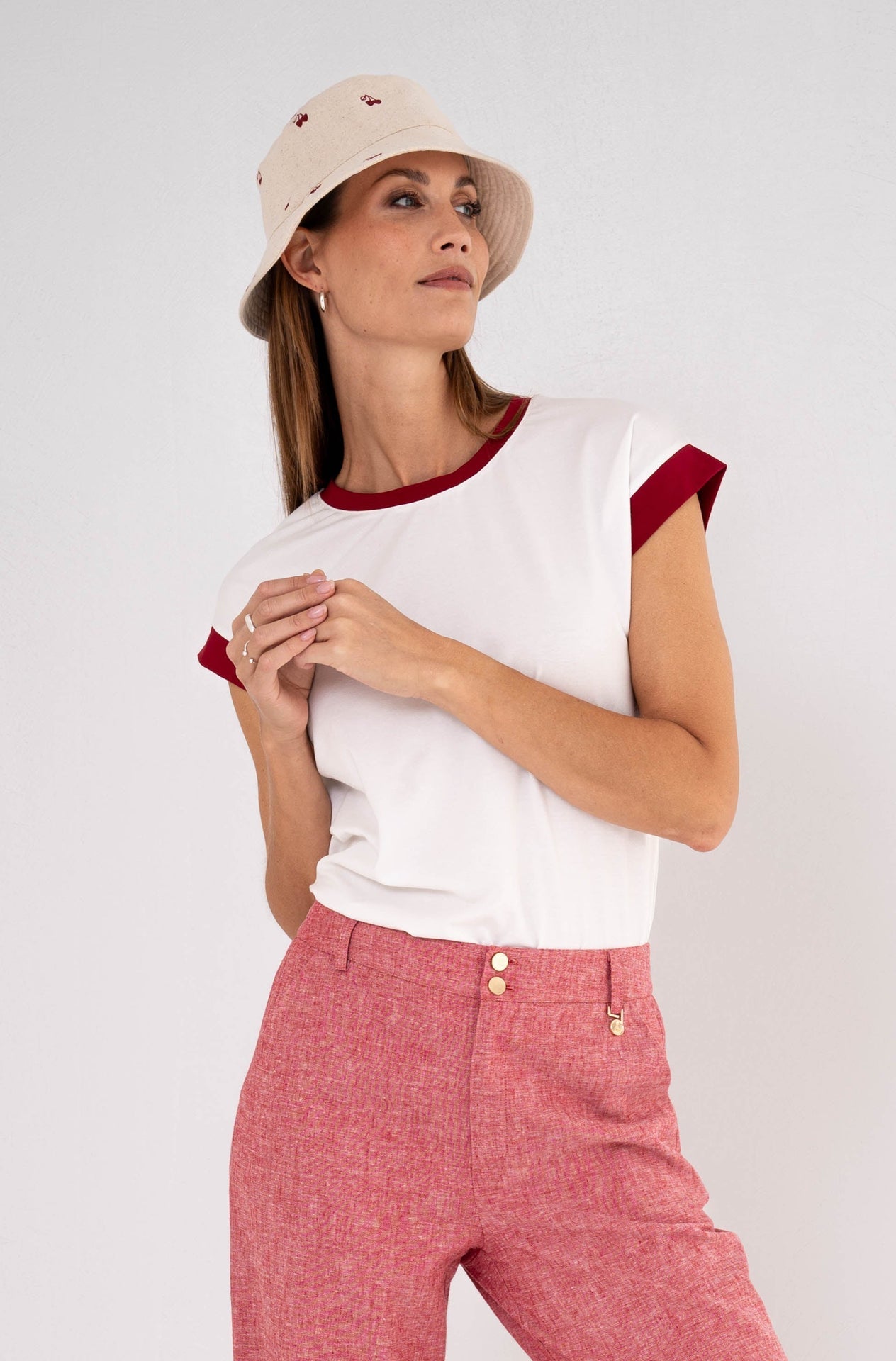 Wit t-shirt met rode hals en mouwen 