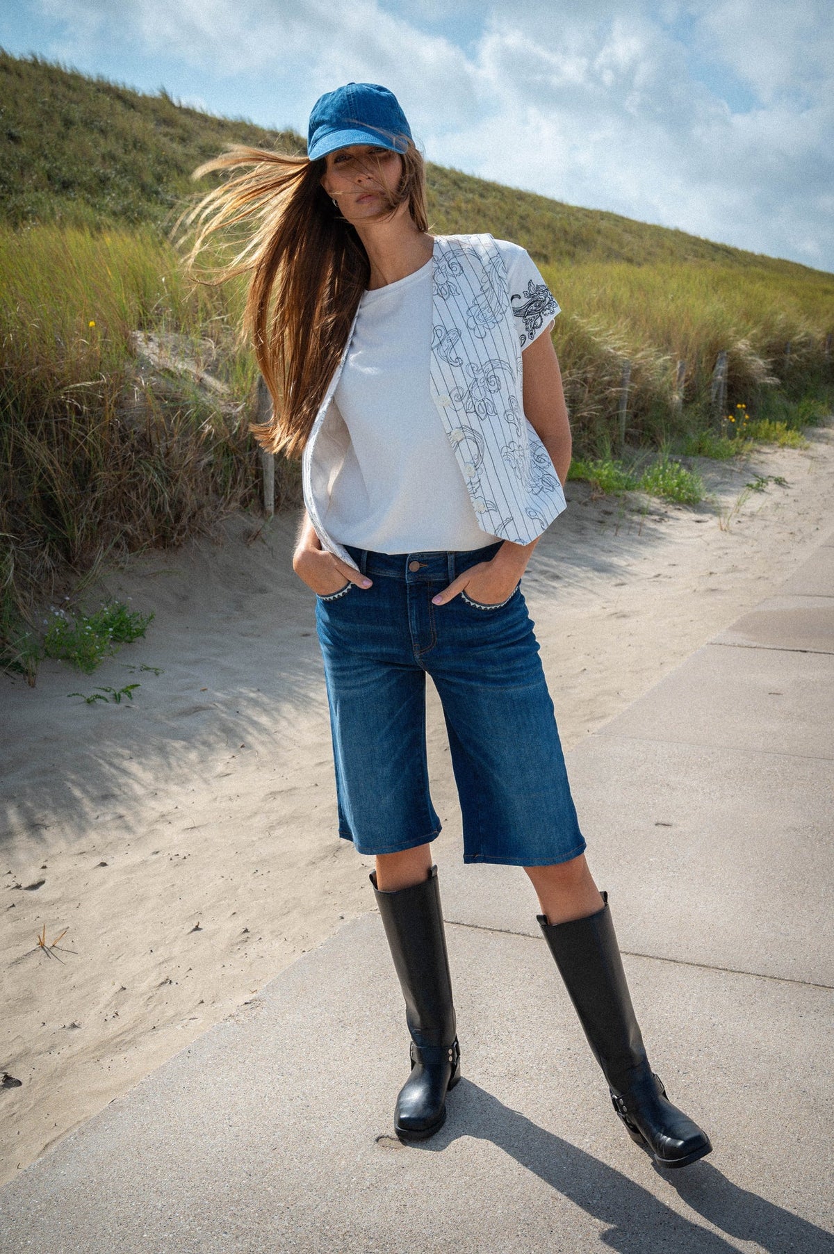 zomer outfit met gilet, t-shirt en jorts