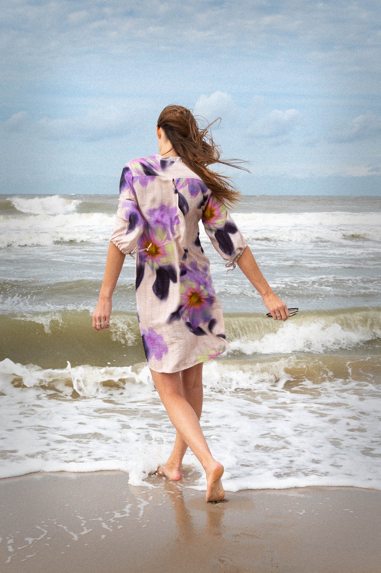 achterzijde zomerse jurk tossa boven de knie met bloemenpatroon