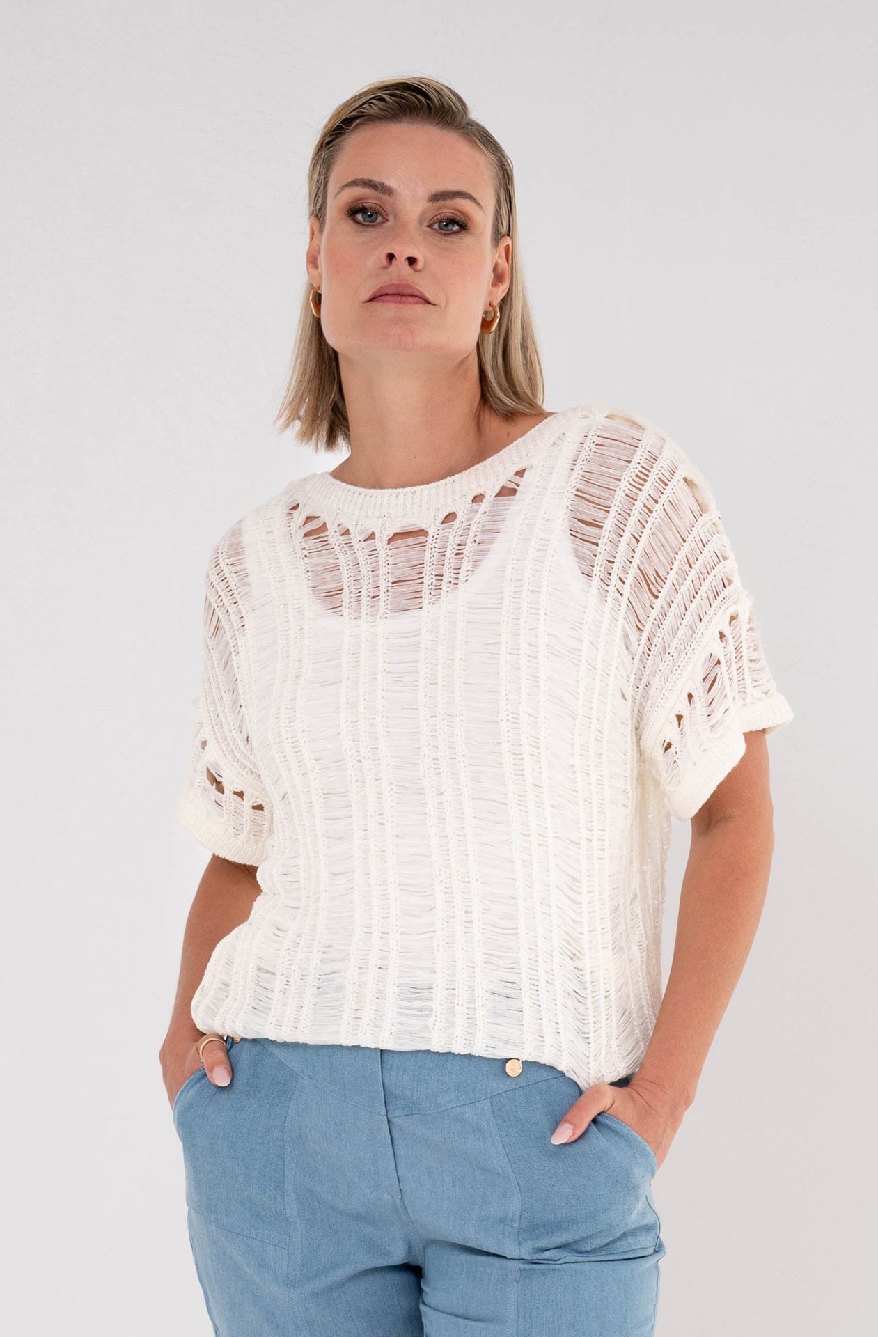 zandkleurig t-shirt gebreid met opengewerkte structuur voor een zomerse look